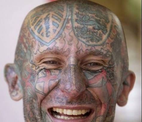 Você é fã de tatuagem e quer fechar o corpo com elas? Tudo bem, mas colocar o símbolo da seleção inglesa na testa? - Reprodução/Purely Football