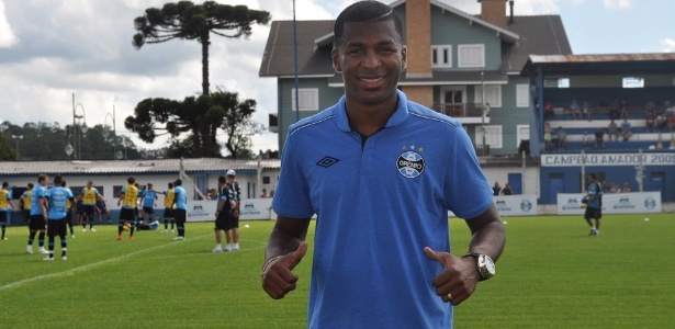 Erazo negocia com o Grêmio e tem pré-contrato com o Estoril, de Portugal - Marinho Saldanha/UOL