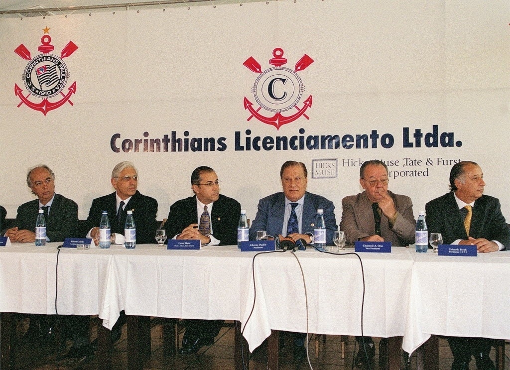 J. Hawilla, da Traffic, Roberto Muller e Cesar Baez, da Hicks Muse, Alberto Dualib, Clodomil Orsi e Marco Polo del Nero (da esq. para dir.) - Cristina Rebello/Folhapress