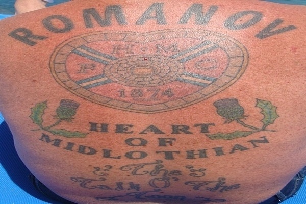 Já pensou sai por aí com o nome de Juvenal Juvêncio tatuado acima do símbolo do clube? Foi mais ou menos o que o fã dos Hearts fez para Vladimir Romanov - Reprodução/Purely Football