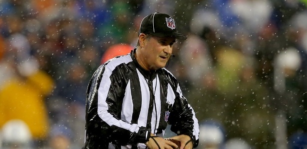 Juiz troca bola durante partida entre New England Patriots e Indianapolis Colts - Elsa/Getty Images/AFP