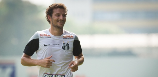 Elano encerraria a carreira após o Paulistão, mas renovou até dezembro deste ano - Divulgação/Santos FC