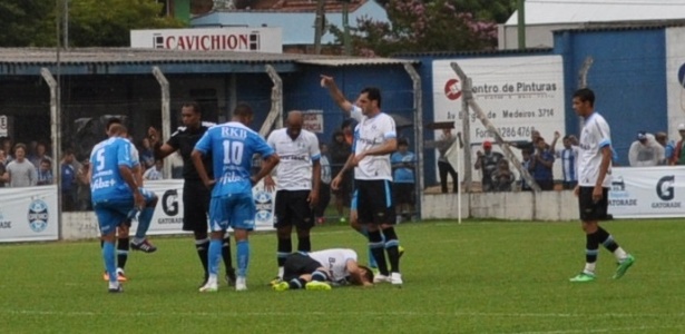 Ramiro sofre com lesão no joelho esquerdo em amistoso do Grêmio - Marinho Saldanha/UOL