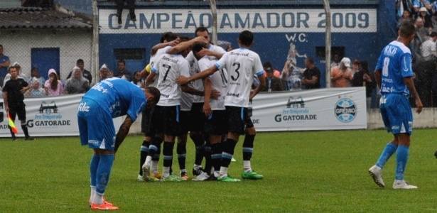 Jogadores do Grêmio comemoram gol de Luan em amistoso contra o Novo Hamburgo - Marinho Saldanha/UOL
