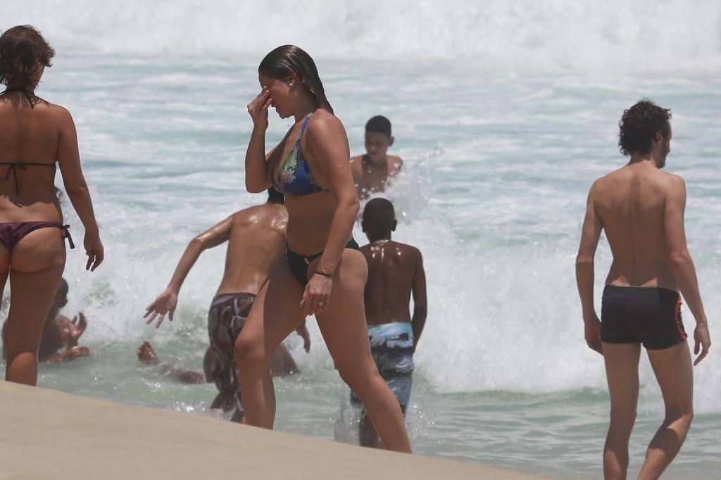 Fernanda Gentil curte a praia na Barra da Tijuca ao lado do marido Matheus Braga. Nesta quarta (21), a apresentadora revelou que está grávida - AgNews