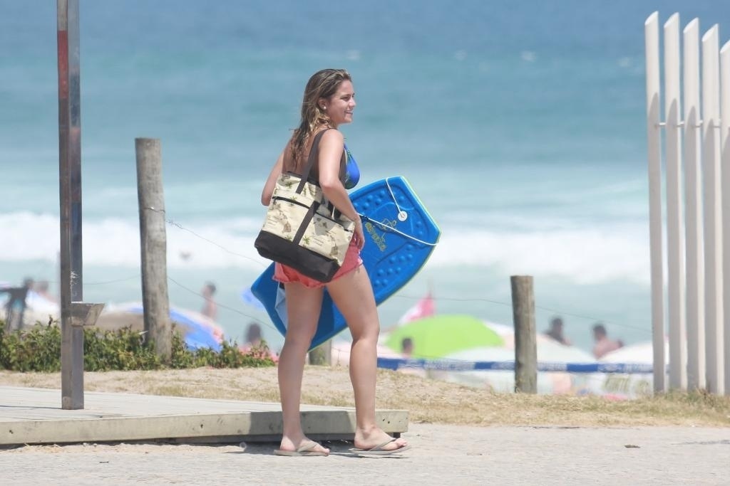 Fernanda Gentil curte a praia na Barra da Tijuca ao lado do marido Matheus Braga. Nesta quarta (21), a apresentadora revelou que está grávida - AgNews