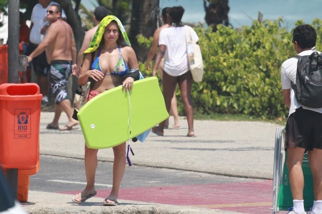 Fernanda Gentil curte a praia na Barra da Tijuca ao lado do marido Matheus Braga. Nesta quarta (21), a apresentadora revelou que está grávida - AgNews