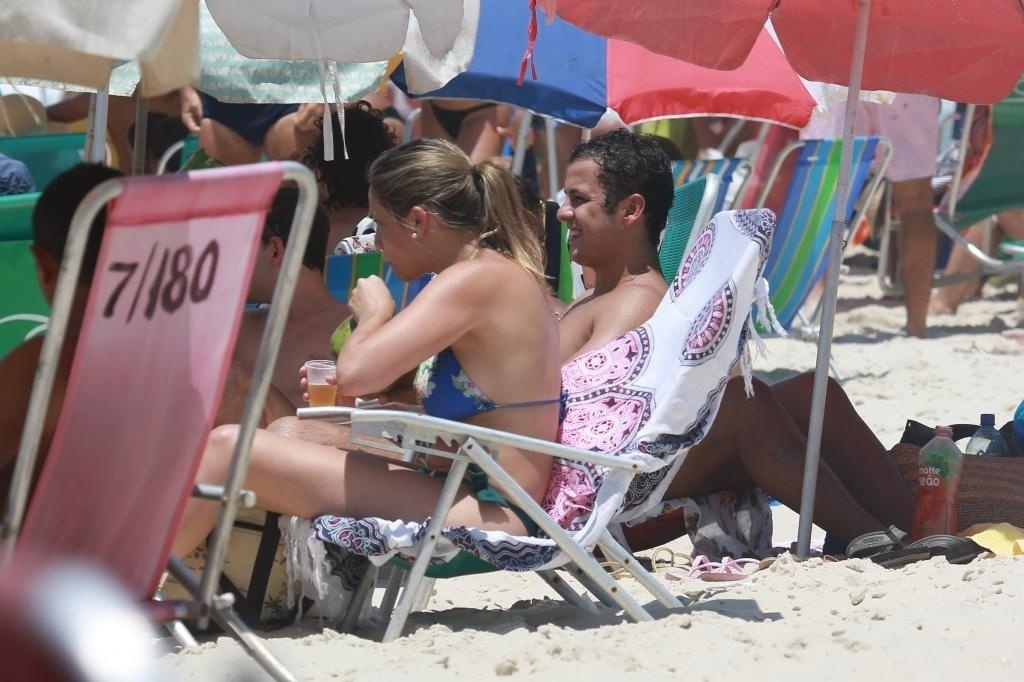 Fernanda Gentil curte a praia na Barra da Tijuca ao lado do marido Matheus Braga. Nesta quarta (21), a apresentadora revelou que está grávida - AgNews