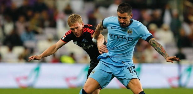 Kolarov disputa bola com Rudnevs durante amistoso entre Hamburgo e Manchester City - AHMED JADALLAH / EFE