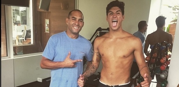 Gabriel Medina posa ao lado de Allan Menache após treino na quarta-feira - Reprodução/Instagram