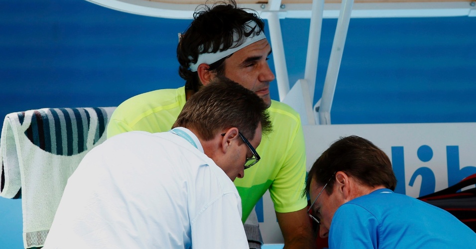 Roger Federer teve problema na mão e recebeu atendimento médico, mas venceu de virada o italiano Simone Bolelli