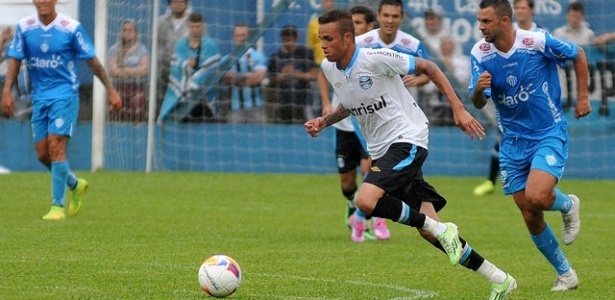 Luan carrega a bola e se destaca em amistoso do Grêmio contra o Novo Hamburgo - Halder Ramos/Divulgação/Grêmio