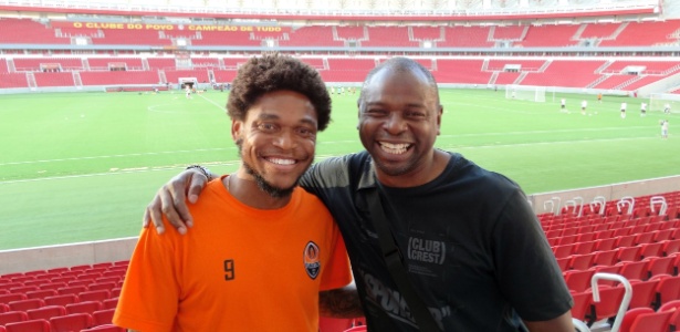 Luiz Adriano e o pai, Adriano Luiz, assistiram treino do Shakhtar da arquibancada - Jeremias Wernek/UOL
