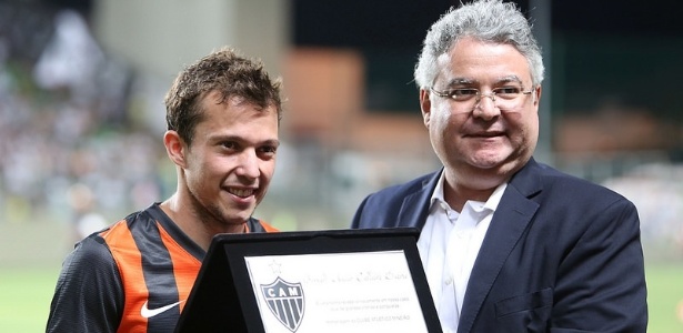 Bernard foi homenageado pelo Atlético-MG antes do amistoso e recebeu uma placa do clube - Bruno Cantini/Clube Atlético Mineiro