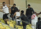 Torcidas de Vasco e Flamengo brigam em jogo e depredam estádio de Manaus (Foto: Bruno Kelly/AGIF)