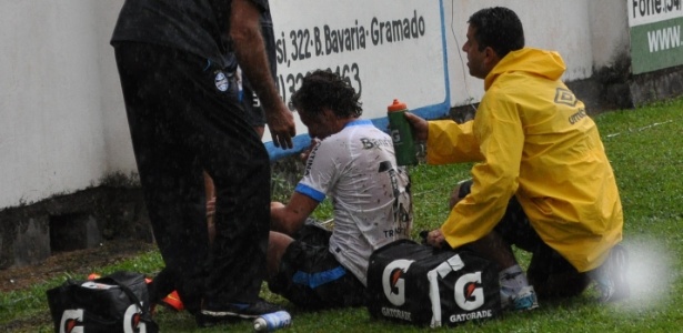 Rafael Galhardo recebe atendimento após sentir dores no jogo entre Grêmio e NH - Marinho Saldanha/UOL