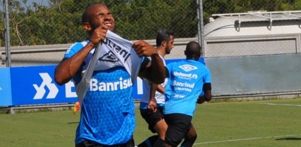 Fellipe Bastos deixa treinamento do Grêmio com dores no pé direito - Marinho Saldanha/UOL