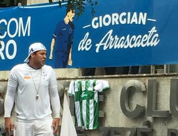 Camisa do Raja Casablanca é pendurada por torcedores na sede do Cruzeiro - Thiago Fernandes/UOL Esporte