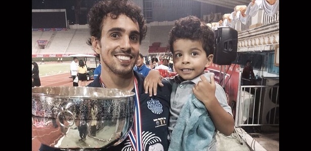 Diogo posou com a taça da Supercopa da Tailândia ao lado do filho Enzo - Divulgação