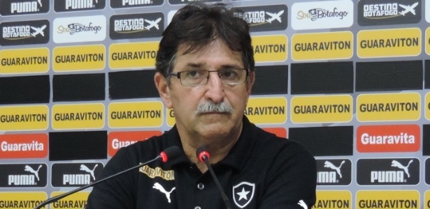 O técnico René Simões quer o pensamento do Botafogo longe do rebaixamento em 2014 - Pedro Ivo Almeida/UOL