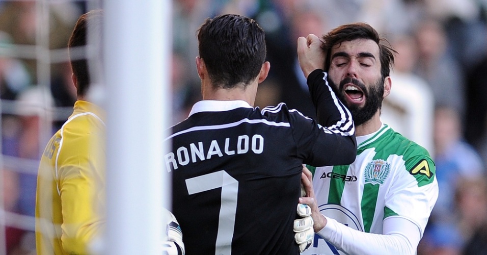 Cristiano Ronaldo acerta golpe em José Ángel durante partida entre Córdoba e Real Madrid