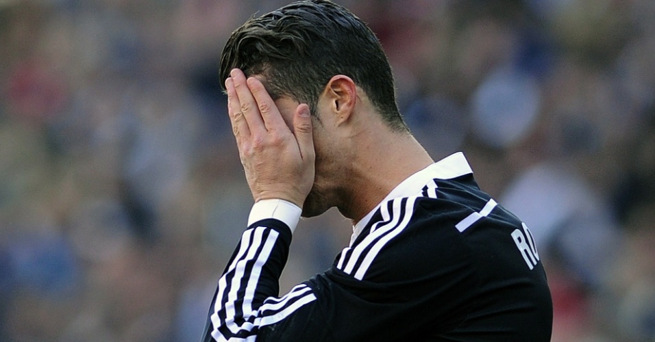 Cristiano Ronaldo leva as mãos ao rosto no jogo entre Córdoba e Real Madrid pelo Campeonato Espanhol