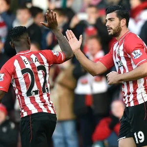 Graziano Pellè e e Eljero Elia comemoram gol do Southampton contra o Crystal Palace no St. Mary's Stadium - Toby Melville/Reuters