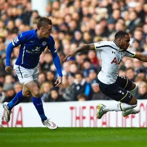 Jamie Vardy (Leicester City) e Danny Rose (Tottenham) disputam bola no jogo em White Hart Lane, em Londres - Dylan Martinez/Reuters