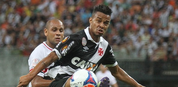 Rafael Silva disputa bola com Carlinhos: vascaínos acusaram cansaço contra o São Paulo - Marcelo Sadio / Site oficial do Vasco