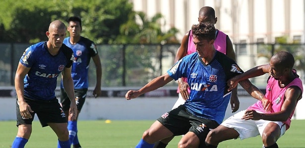 25 jan. 2015 - Romarinho tenta escapar da marcação durante jogo-treino do Vasco com o São Cristóvão - Marcelo Sadio/Vasco
