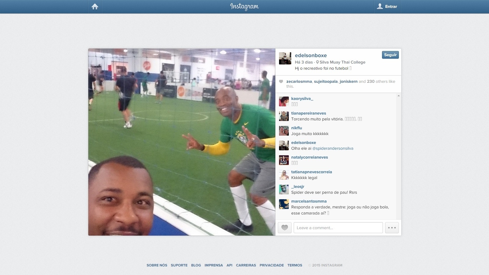 Na quinta-feira (22), Anderson Silva mostrou boa recuperação da perna e fez um treino recreativo jogando futebol - Instagram/Reprodução