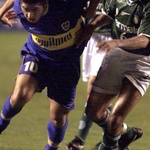 Riquelme, do Boca Juniors, disputa bola do Junior, do Palmeiras, na Libertadores de 2000 - undefined