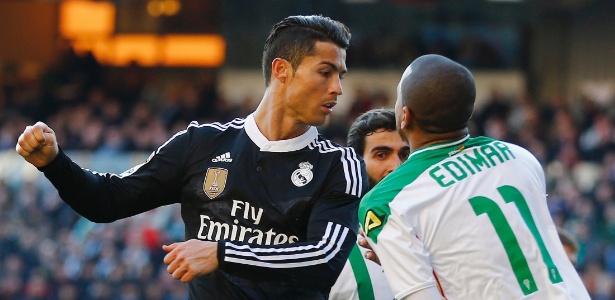 Edimar, do Córdoba, bate boca com C.Ronaldo durante jogo do Campeonato Espanhol - Marcelo del Pozo/Reuters