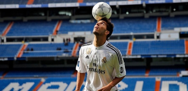 Lucas Silva na chegada ao Real Madrid; volante teria um problema cardíaco - Ángel Martínez/Divulgação/Real Madrid