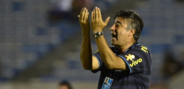 Gallo orienta a seleção brasileira durante jogo contra o Uruguai no Sul-Americano - PABLO PORCIUNCULA / AFP