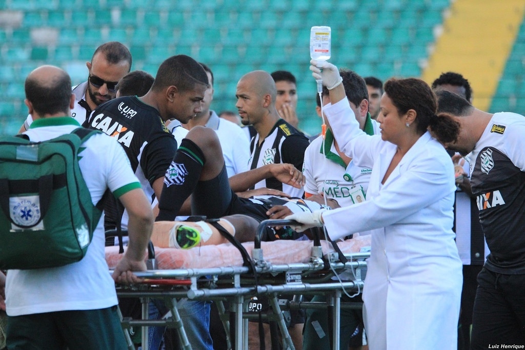 Juninho, do Figueirense, é atendido após quebrar a perna em jogo amistoso - undefined