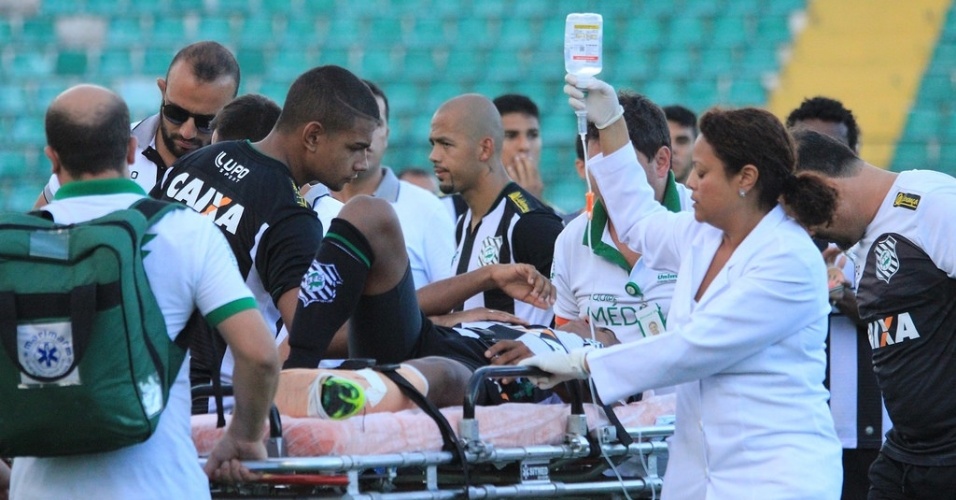 Juninho, do Figueirense, é atendido após quebrar a perna em jogo amistoso
