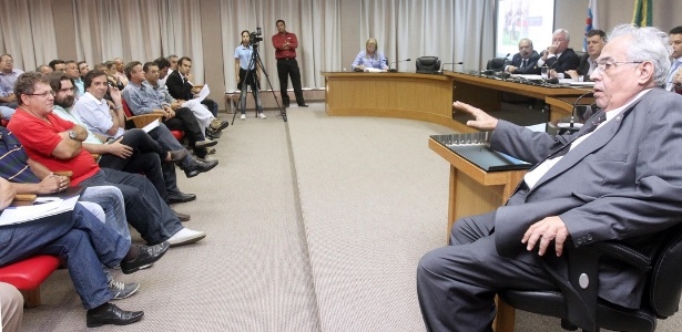 Presidente do Vasco, Eurico Miranda, discursa na Ferj enquanto demais representantes o observam - Úrsula Nery/Ferj