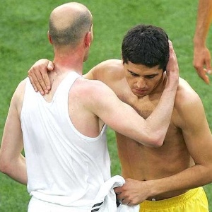 Riquelme troca de camisa com Zidane no jogo de despedida do craque francês - undefined