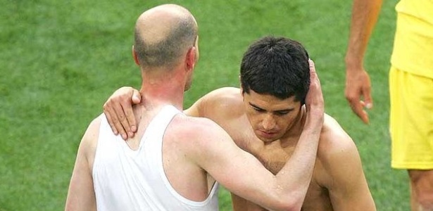 Riquelme abraça Zidane no jogo de despedida do francês. Agora, foi a vez do argentino se aposentar dos gramados - Reprodução