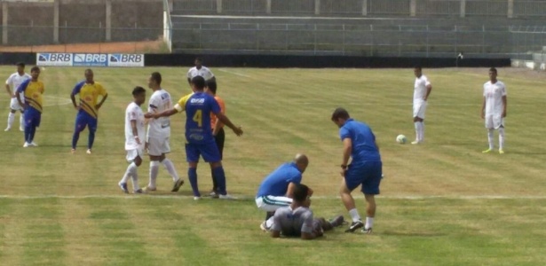 Goleiro Vitor, do Paracatu, é atendido no gramado após um minuto de jogo - Clébio Junior/Agência Clube do Esporte DF