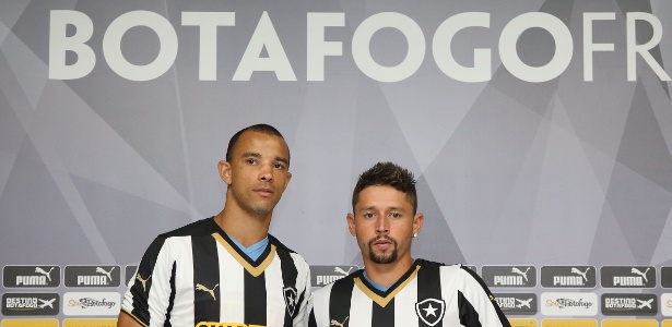 Roger Carvalho e Élvis posam com a camisa do Botafogo em apresentação no Engenhão - Satiro Sodre/SSPress