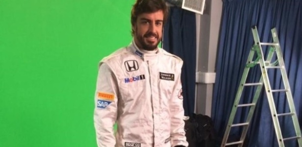 Fernando Alonso vestiu macacão todo branco com poucos patrocinadores da equipe - McLaren/Divulgação