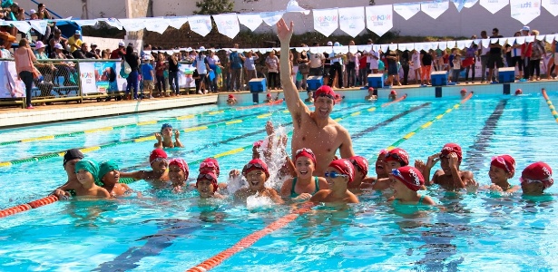 Gustavo Borges em aula de natação com crianças - Talita Saab/Divulgação