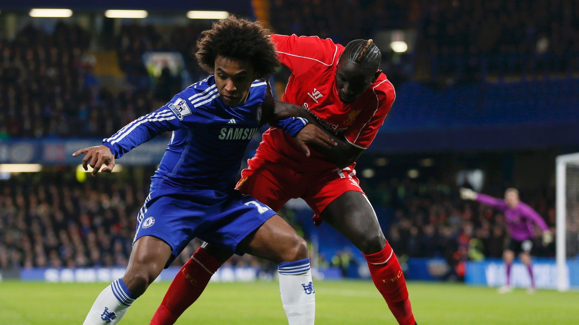 Willian (azul) e Sakho, disputam pela em jogo entre Chelsea x Liverpool pela Copa da Inglaterra