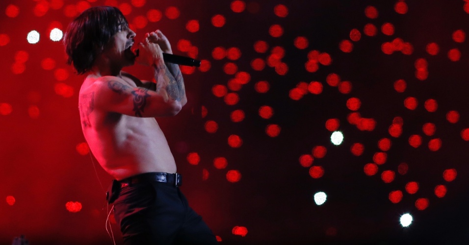 Anthony Kiedis, vocalista do Red Hot Chili Peppers, canta a música Give It Away, durante o show do intervalo do Super Bowl 48, em fevereiro de 2014