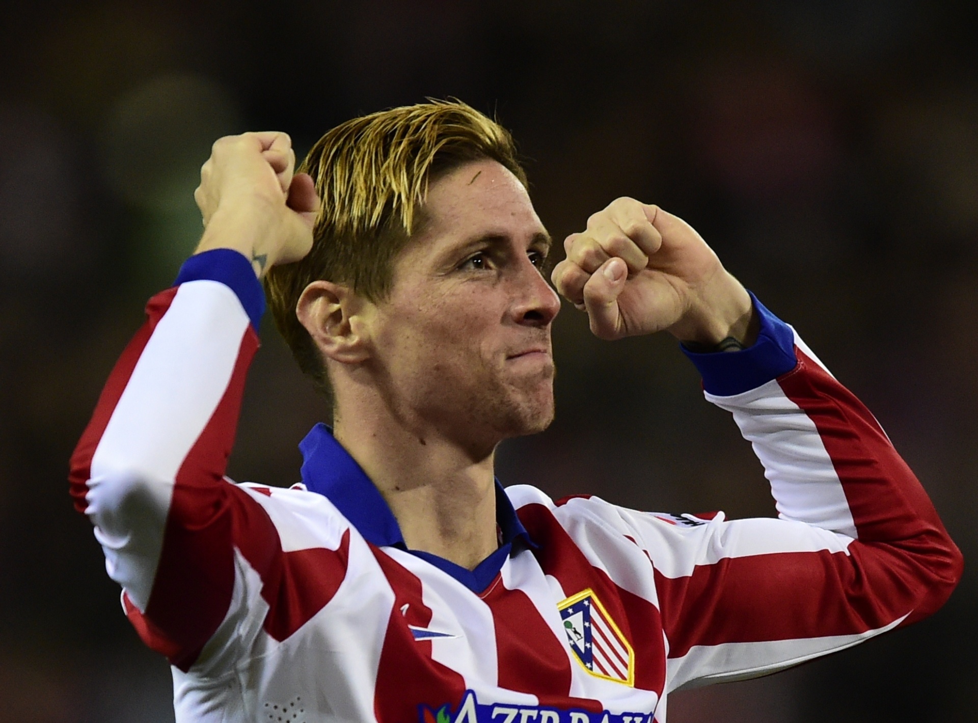 Fernando Torres comemora gol que inaugurou o marcador contra o Barcelona no segundo jogo das quartas de final da Copa do Rei - REUTERS/Juan Medina
