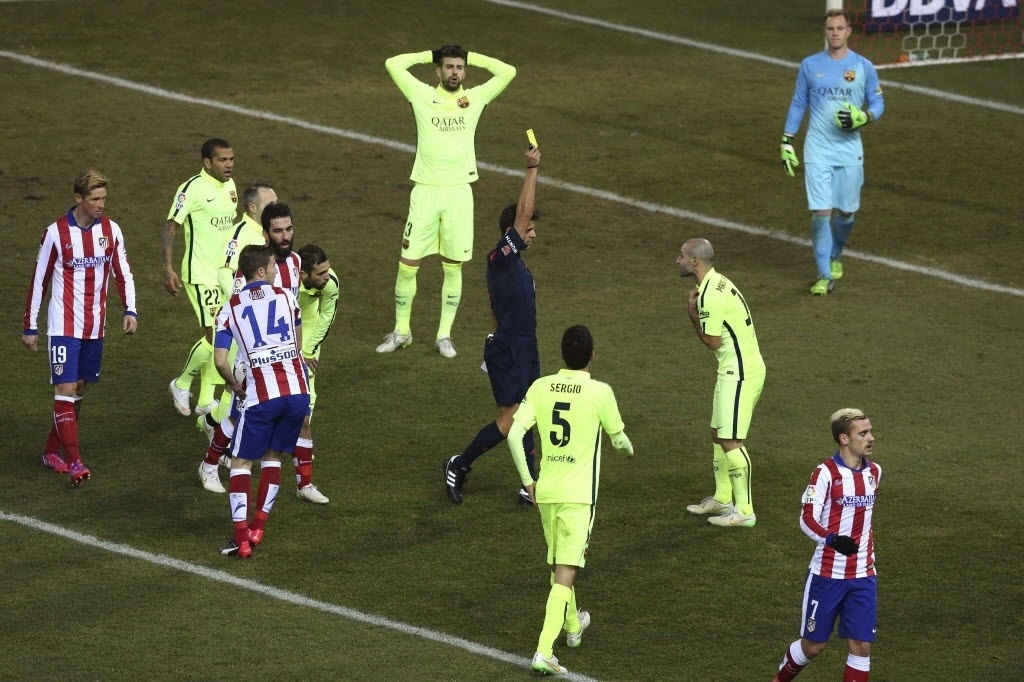 Mascherano recebe cartão amarelo depois de fazer pênalti duvidoso em cima de Juanfran, lateral-direito do Atlético de Madri - EFE/Alberto Martín