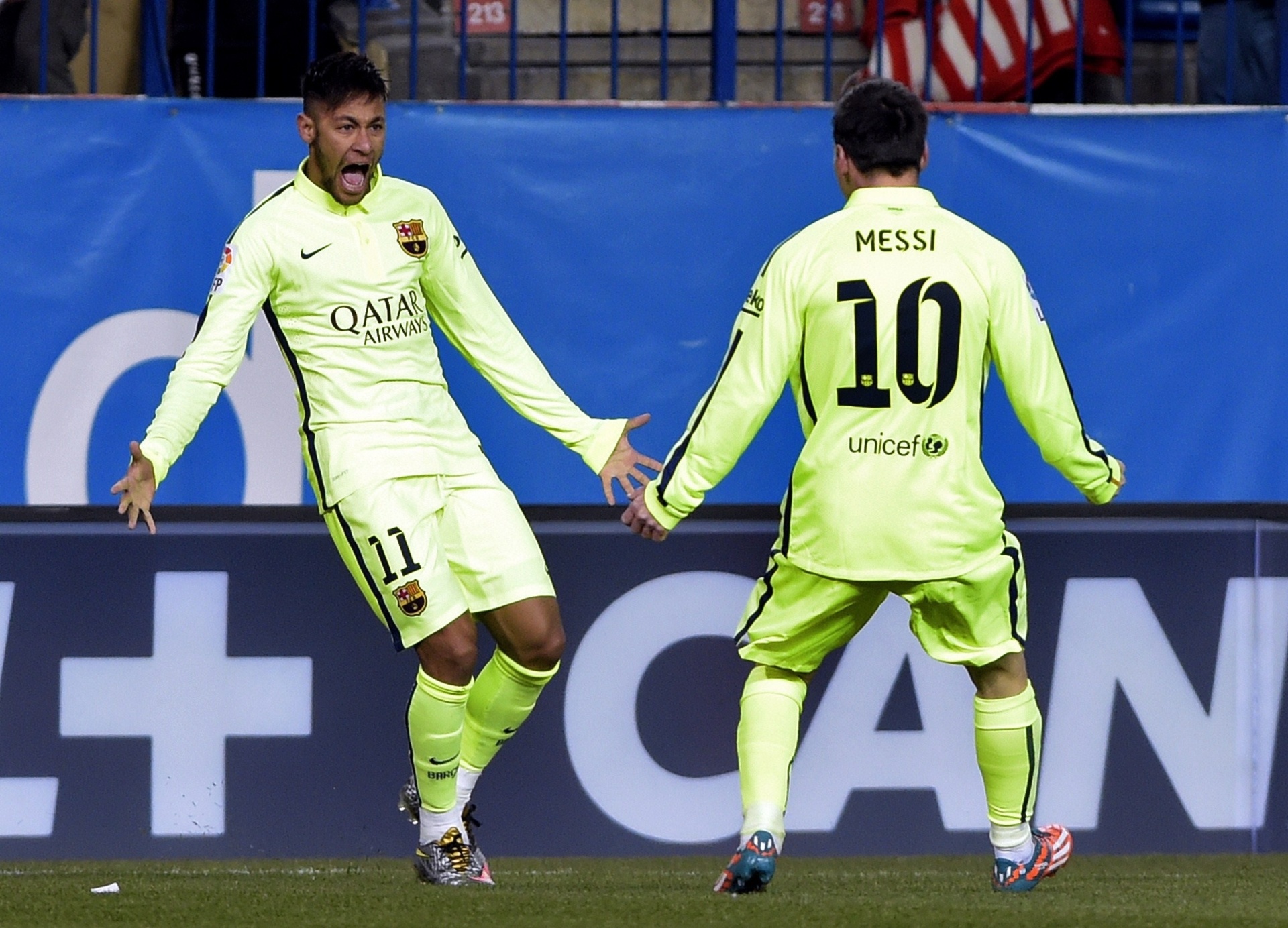 Messi comemora com Neymar gol de empate do Barcelona marcado pelo brasileiro - AFP PHOTO/ GERARD JULIEN