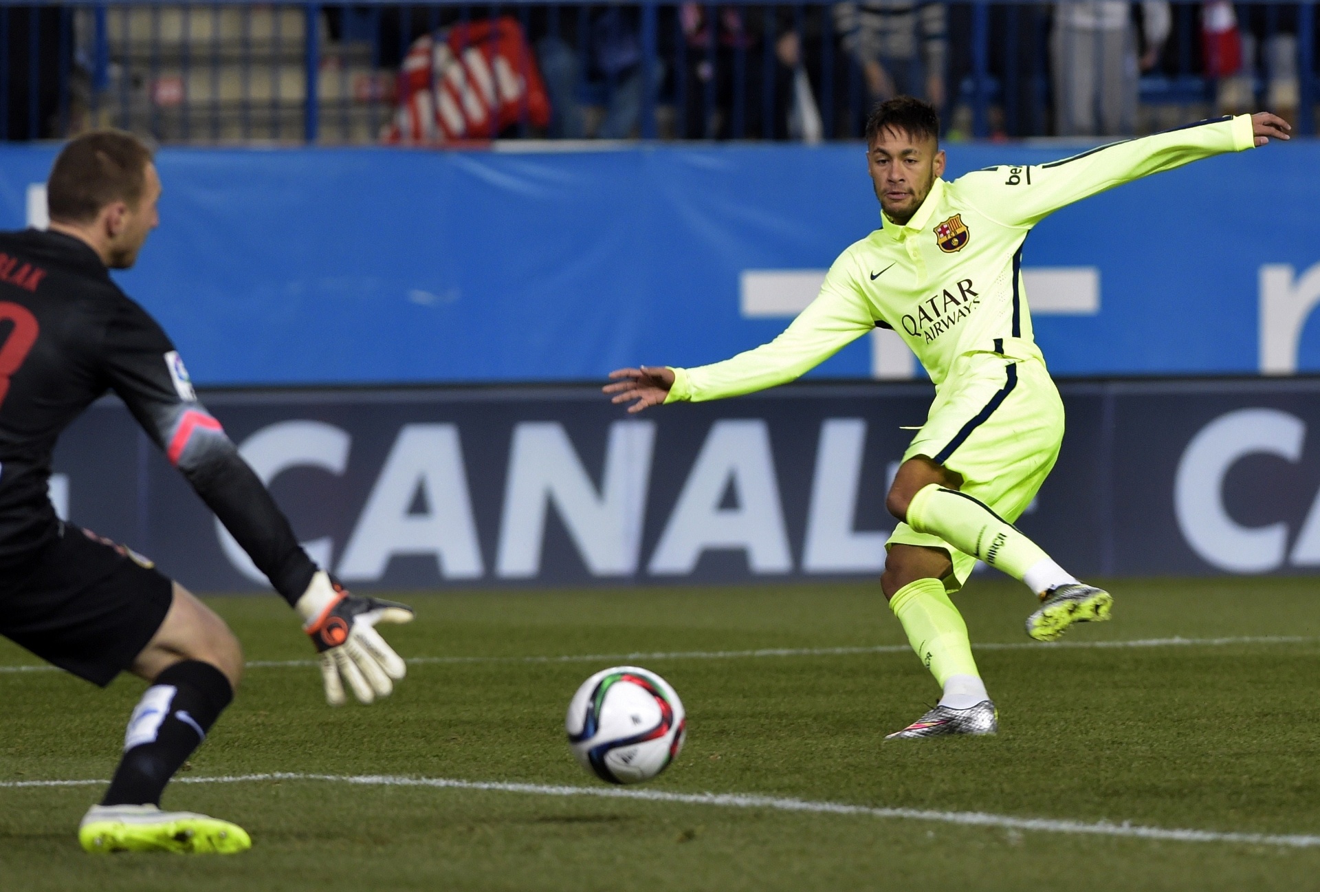 Neymar chuta de perna direita para empatar o jogo contra o Atlético de Madri no jogo de volta das quartas de final da Copa do Rei - AFP PHOTO/ GERARD JULIEN